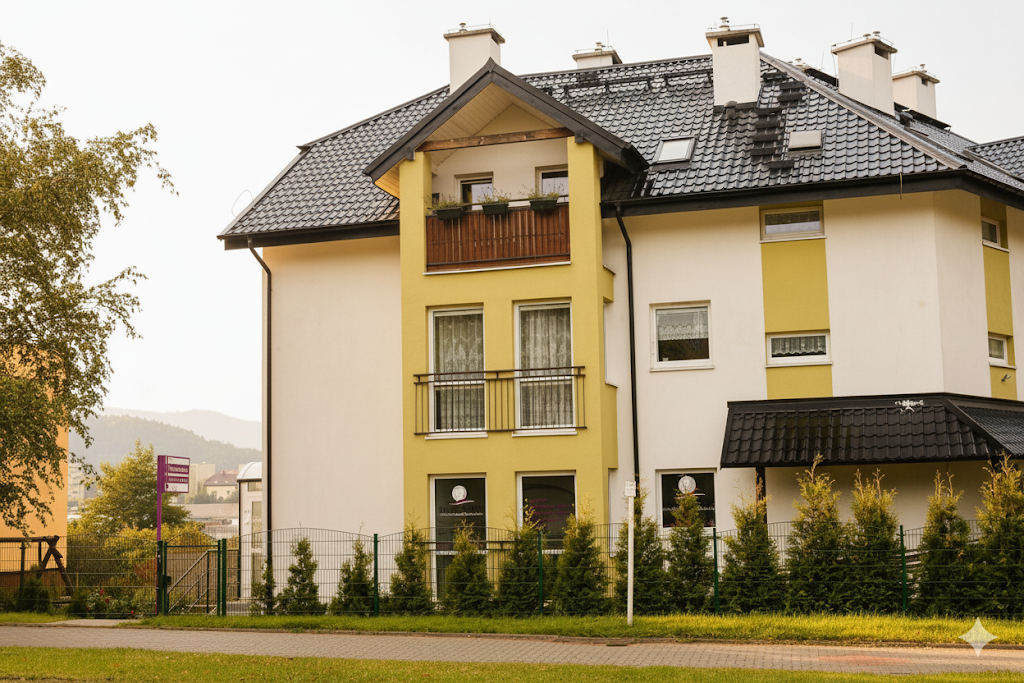 Uśmiechnięta dentystka z pacjentem